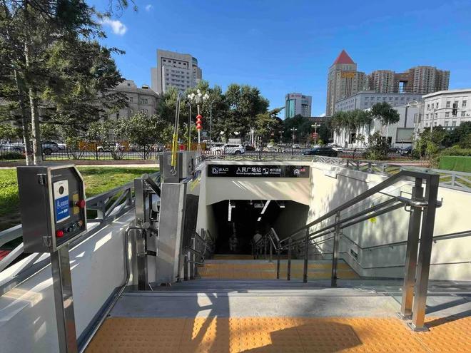 长春人民广场通道又有新变化(图1)